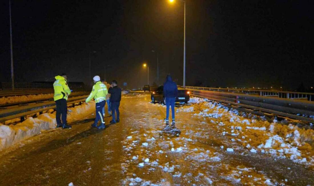 Gaziantep’in İslahiye ilçesinde aşırı buzlanma nedeniyle üç aracın karıştığı trafik