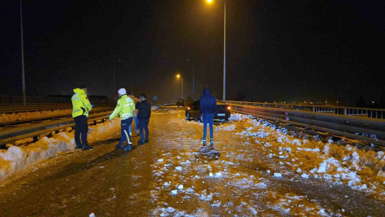 Gaziantep’in İslahiye ilçesinde aşırı buzlanma nedeniyle üç aracın karıştığı trafik