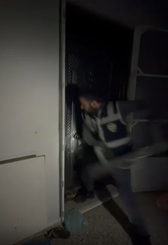 Gaziantep’te polis ekipleri tarafından bir eve yapılan baskında, evin bodrum