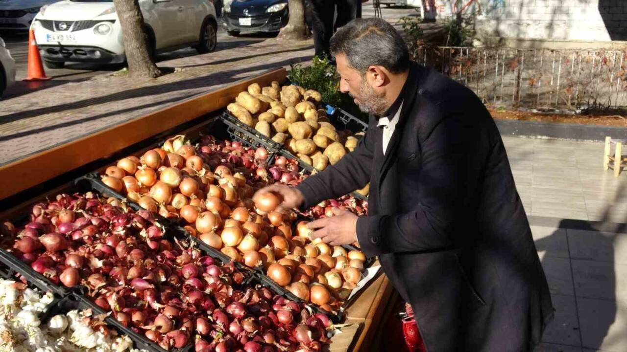 Gaziantep’te iki genç, kapalı olan mahalle manavından aldıkları soğanın ücretini