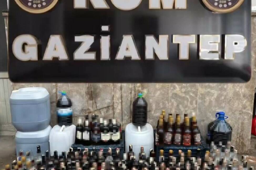 Gaziantep’te bir adreste yapılan aramalarda gümrük kaçağı 137 şişe viski