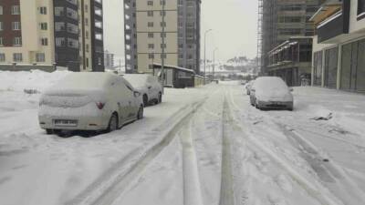 Gaziantep’te dün başlayan kar yağışı yaklaşık 24 saattir aralıklarla devam
