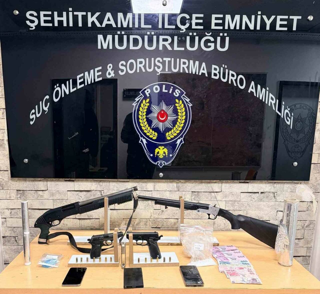 Gaziantep’te polis ekiplerince yapılan 2 ayrı çalışmada 5 adet ruhsatsız