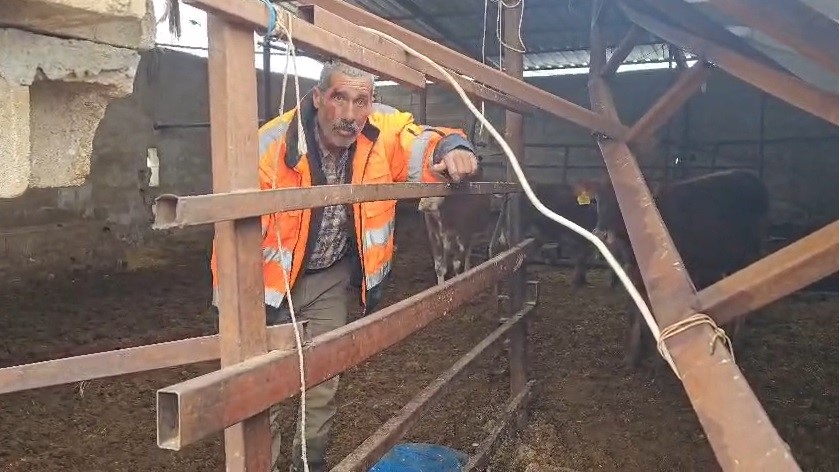 Gaziantep’te etkili olan yoğun kar yağışı, kırsal bir mahallede bulunan