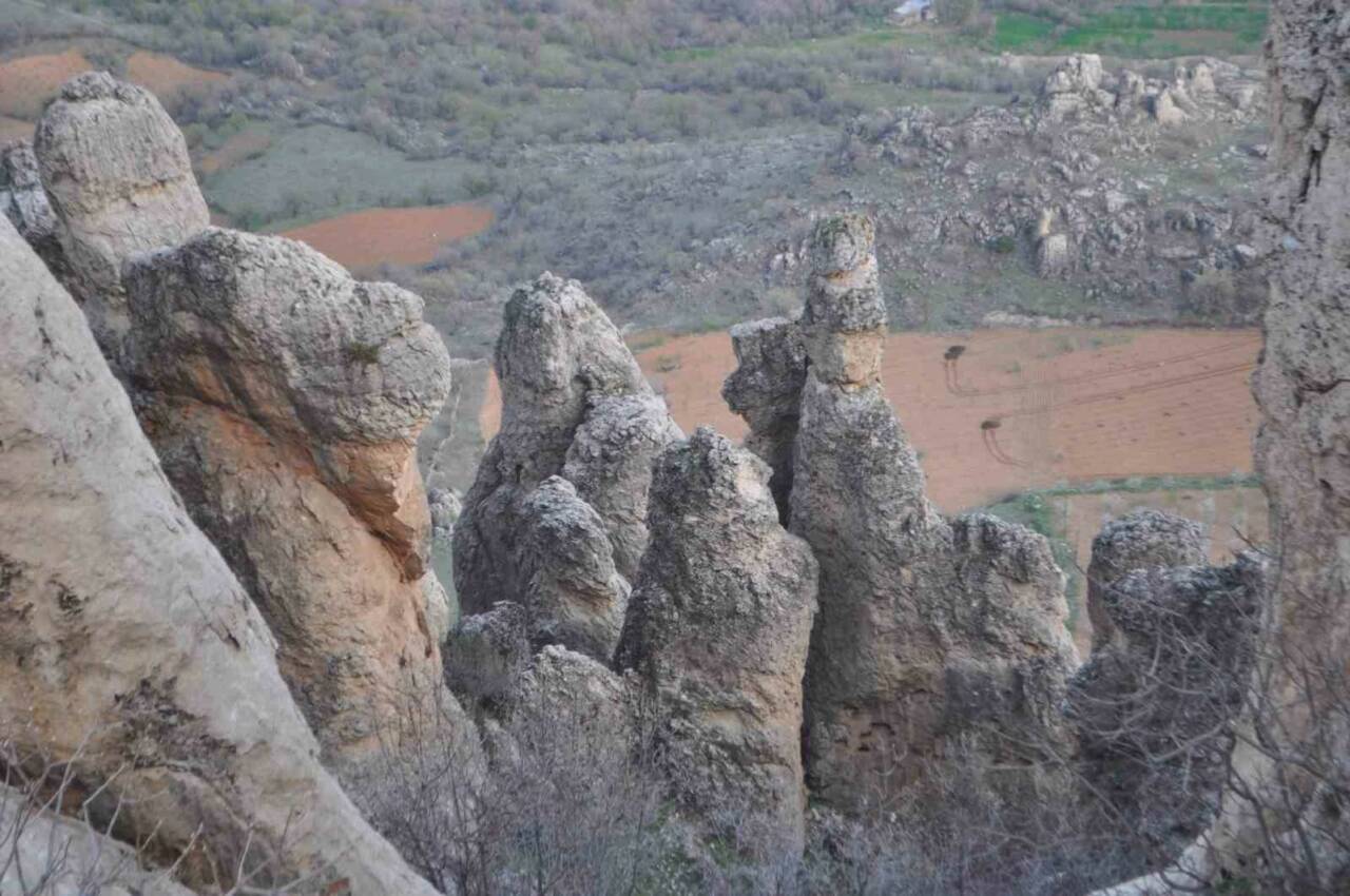Güneydoğu’nun Kapadokya’sı Diyarbakır’ın Çermik ilçesinde bulunan Gelincik Dağı turizme kazandırılmayı