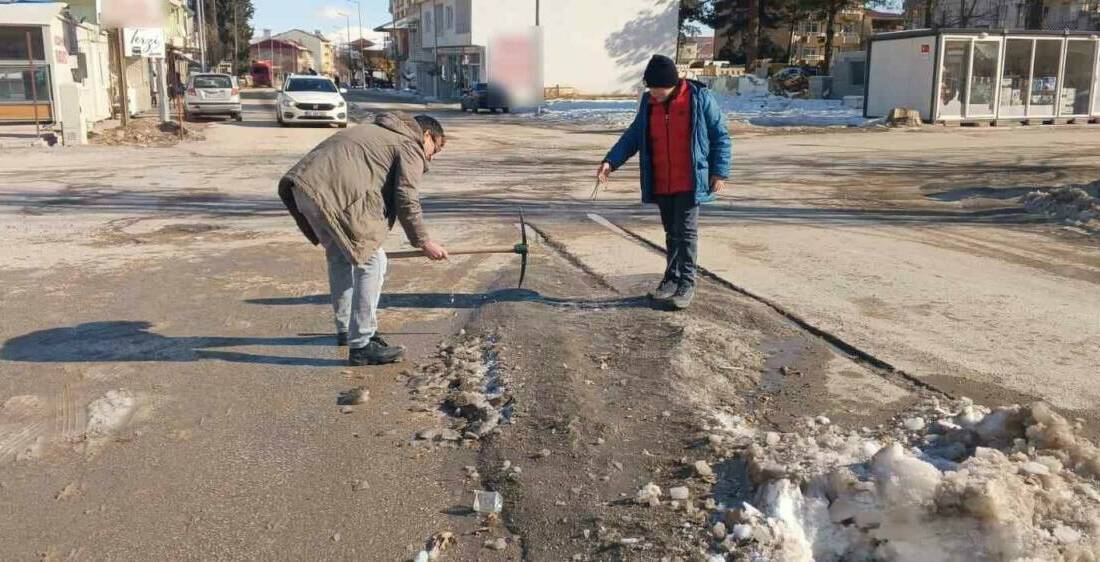 Adıyaman’ın Gölbaşı ilçesinde etkili olan kar yağışının ardından yol kenarlarında