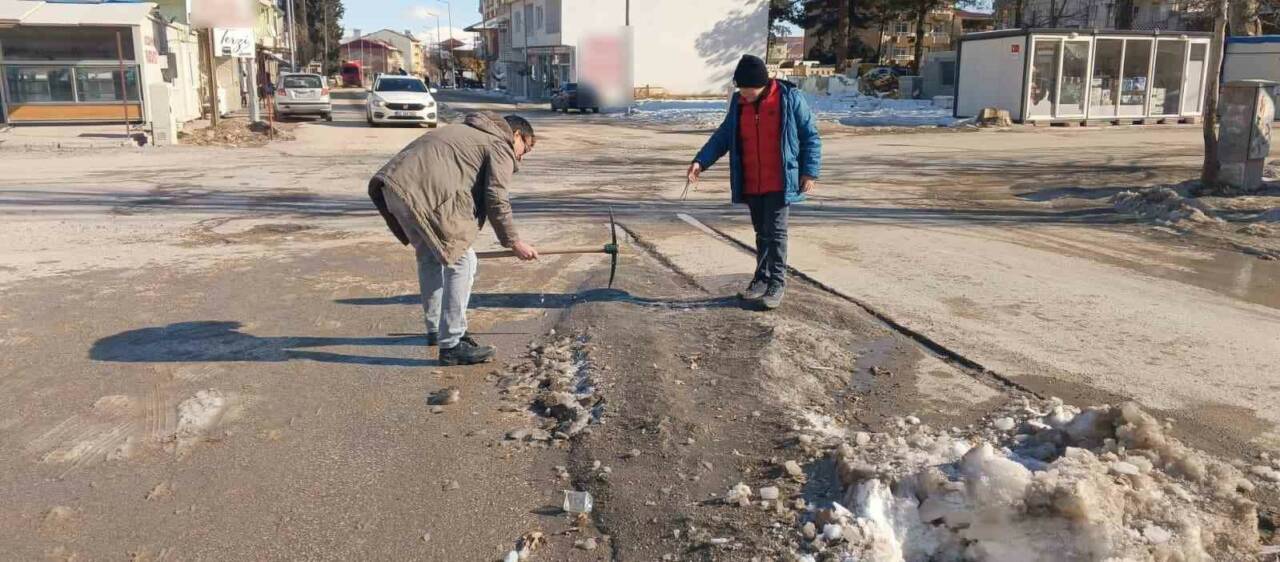 Adıyaman’ın Gölbaşı ilçesinde etkili olan kar yağışının ardından yol kenarlarında