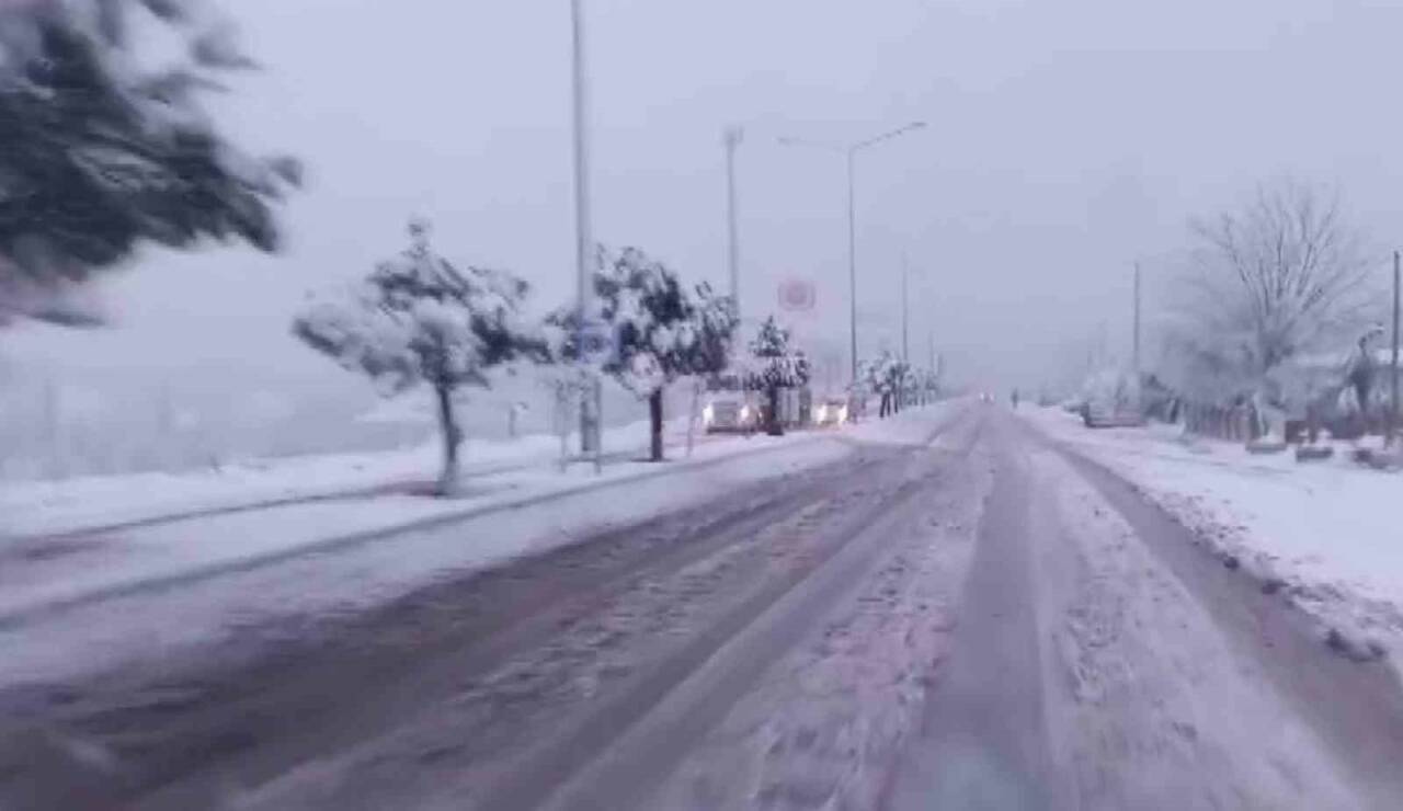 Adıyaman’ın Gölbaşı ilçesinde gece saatlerinde başlayan yoğun kar yağışı, sabah