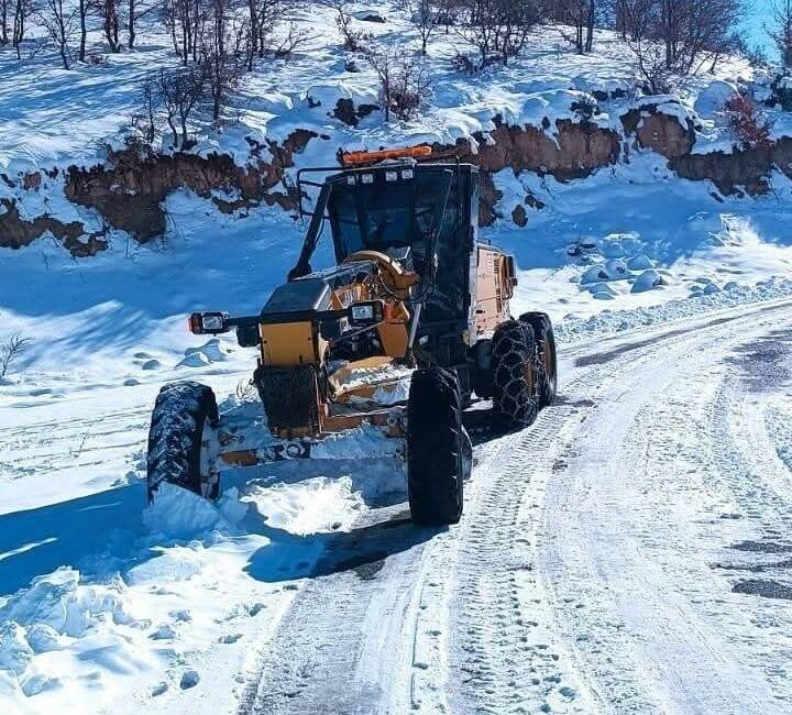 Adıyaman’ın Gölbaşı ilçesinde yoğun kar yağışı nedeniyle 26 köye ulaşım