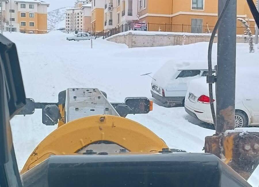 Adıyaman’ın Gölbaşı ilçesinde, Yenişehir deprem konutlarında yoğun kar yağışı sonrası