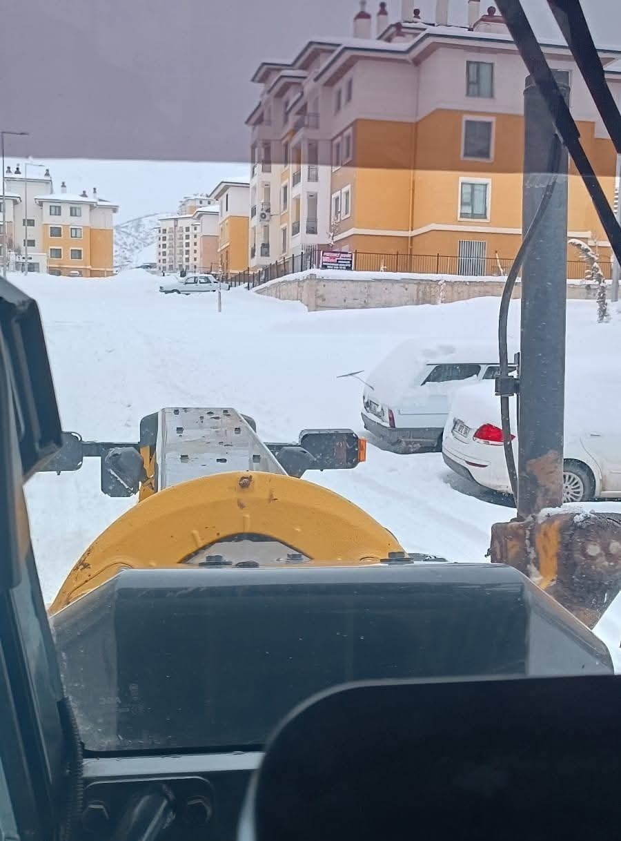 Adıyaman’ın Gölbaşı ilçesinde, Yenişehir deprem konutlarında yoğun kar yağışı sonrası