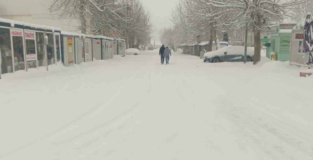 Adıyaman’ın Gölbaşı ilçesinde etkili olan yoğun kar yağışı hayatı olumsuz