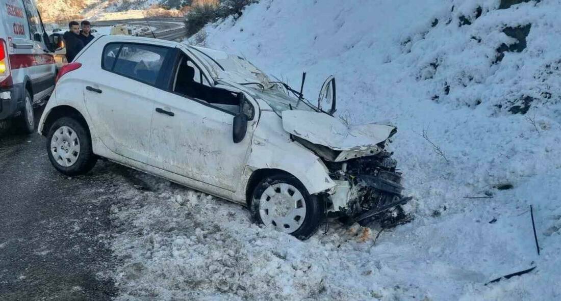 Adıyaman’ın Gölbaşı ilçesinde kayarak kontrolden çıkan bir otomobilin yol kenarında