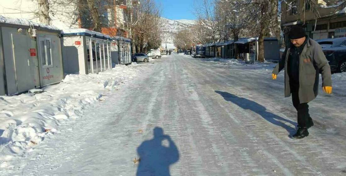 Adıyaman’ın Gölbaşı ilçesinde kar yağışının ardından etkili olan dondurucu soğuklar