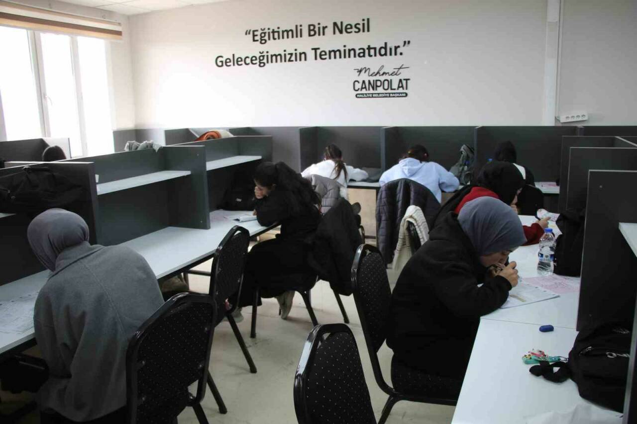 Haliliye Belediyesi, sınavlara hazırlanan gençlere yönelik eğitim desteklerini sürdürüyor.