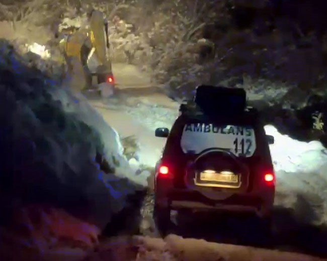 Adıyaman’da İl Özel İdare ekipleri, kar yağışından dolayı yolları kapanan