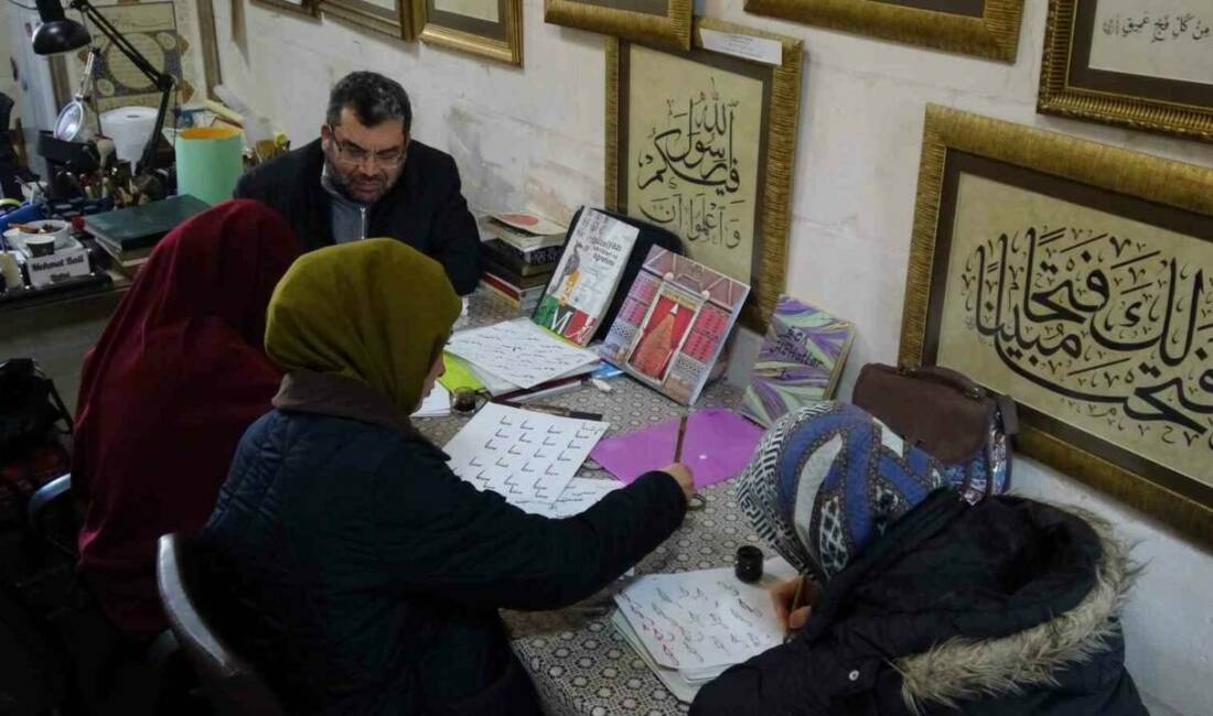Gaziantep’te 40 yıldır gönül verdiği hat sanatında yüzlerce kişiye eğitim