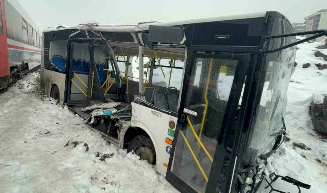 Diyarbakır’ın Yenişehir ilçesinde hemzemin geçitte trenle çarpışan belediye otobüsünün sürücüsü