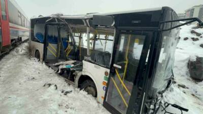 Diyarbakır’ın Yenişehir ilçesinde hemzemin geçitte trenle çarpışan belediye otobüsünün sürücüsü