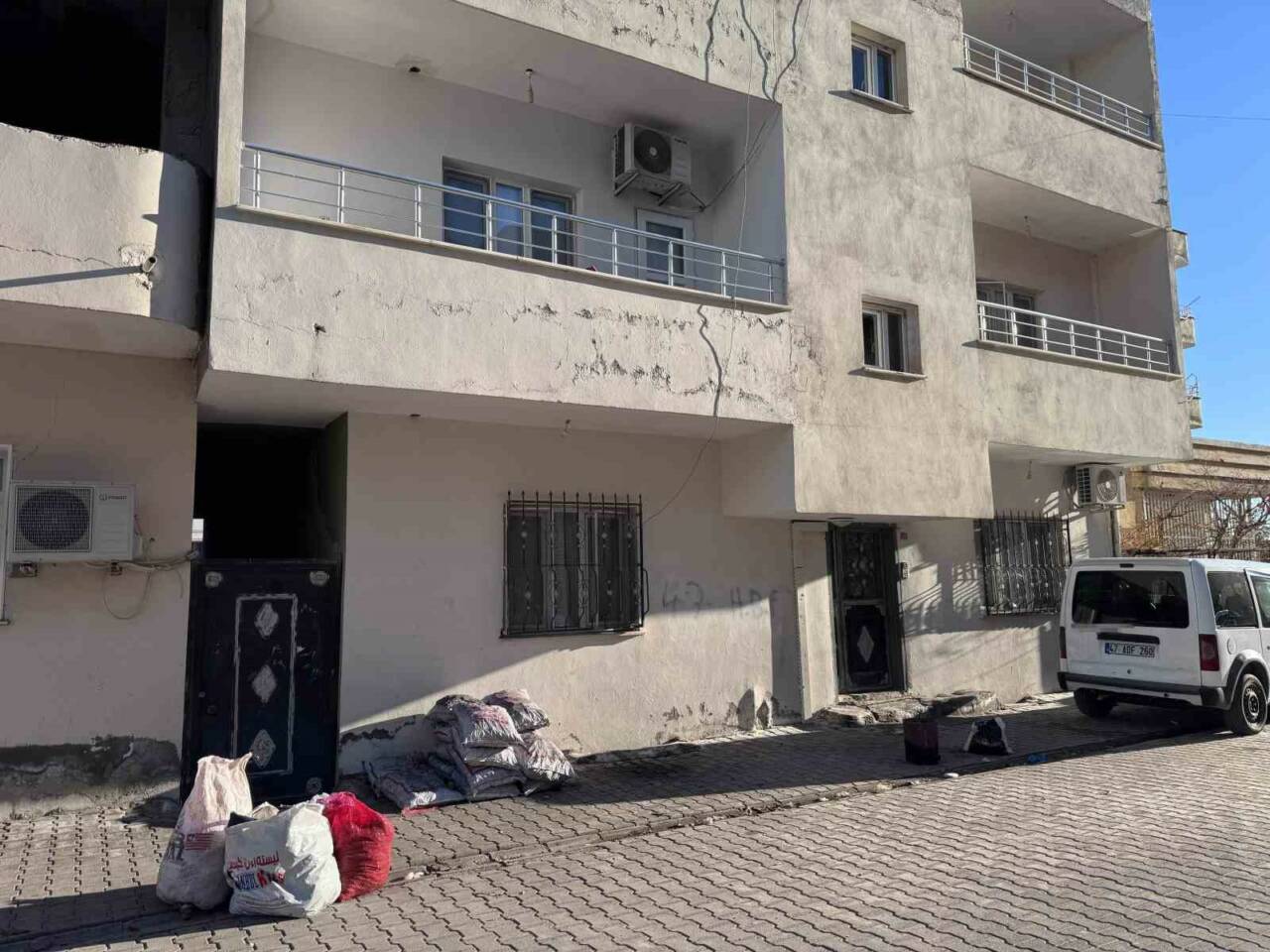 Mardin’in Nusaybin ilçesinde iki kız kardeş, evlerinde silahla vurulmuş halde