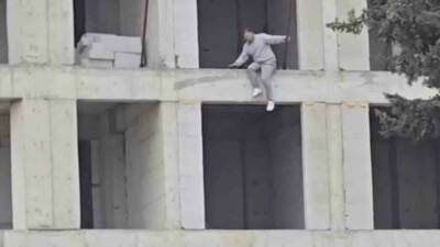 Adıyaman’da bir kişi çıktığı inşaattan atlamak istedi. Ekipleri harekete geçiren