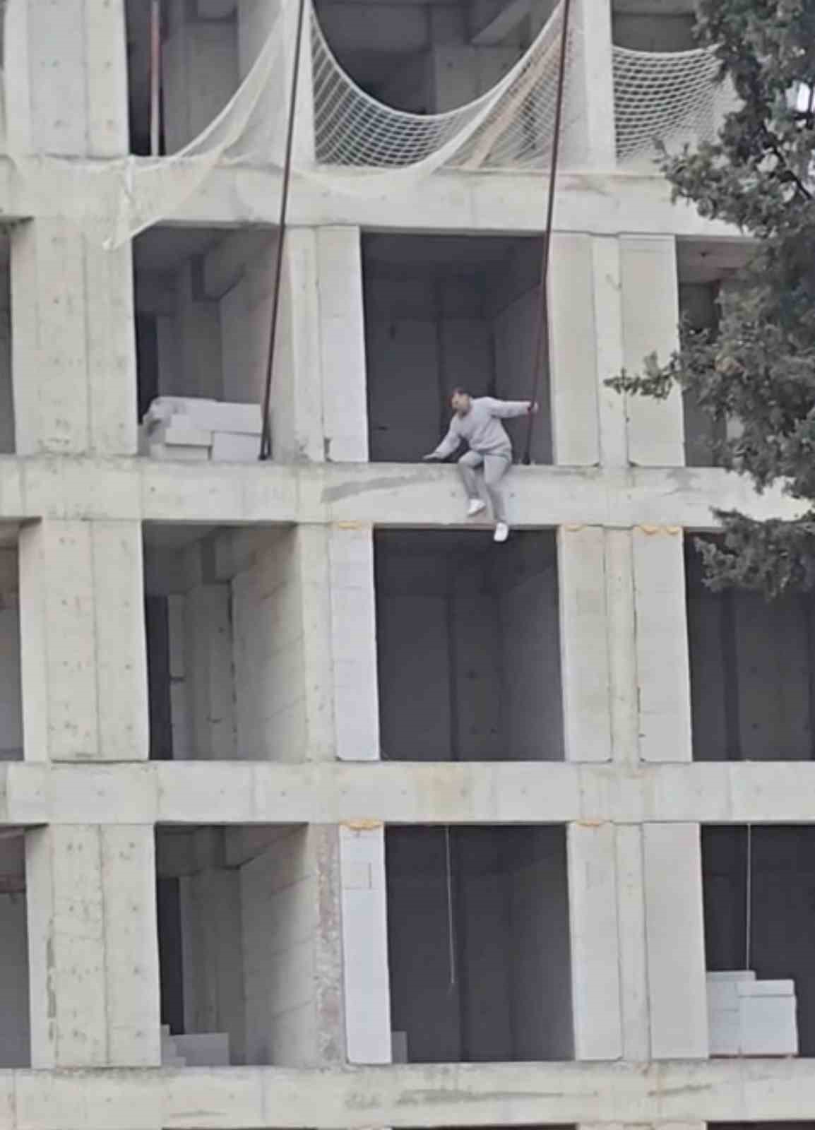 Adıyaman’da bir kişi çıktığı inşaattan atlamak istedi. Ekipleri harekete geçiren