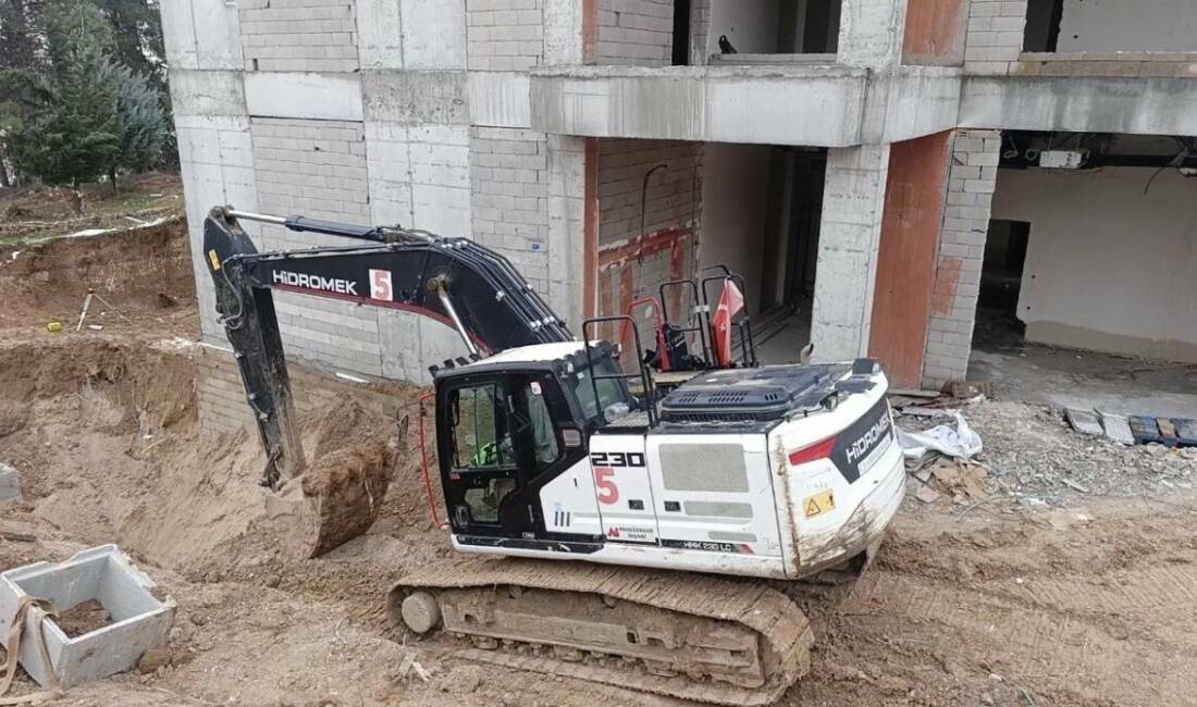 Adıyaman’da iş makinesi ile duvar arasında sıkışan işçi hayatını kaybetti.