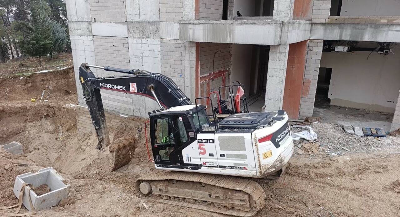 Adıyaman’da iş makinesi ile duvar arasında sıkışan işçi hayatını kaybetti.