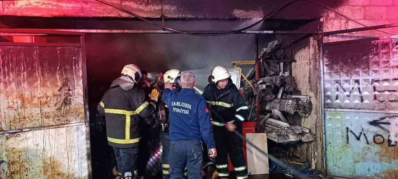 Şanlıurfa’da bir iş yerinde çıkan yangına itfaiye ekipleri müdahale etti.