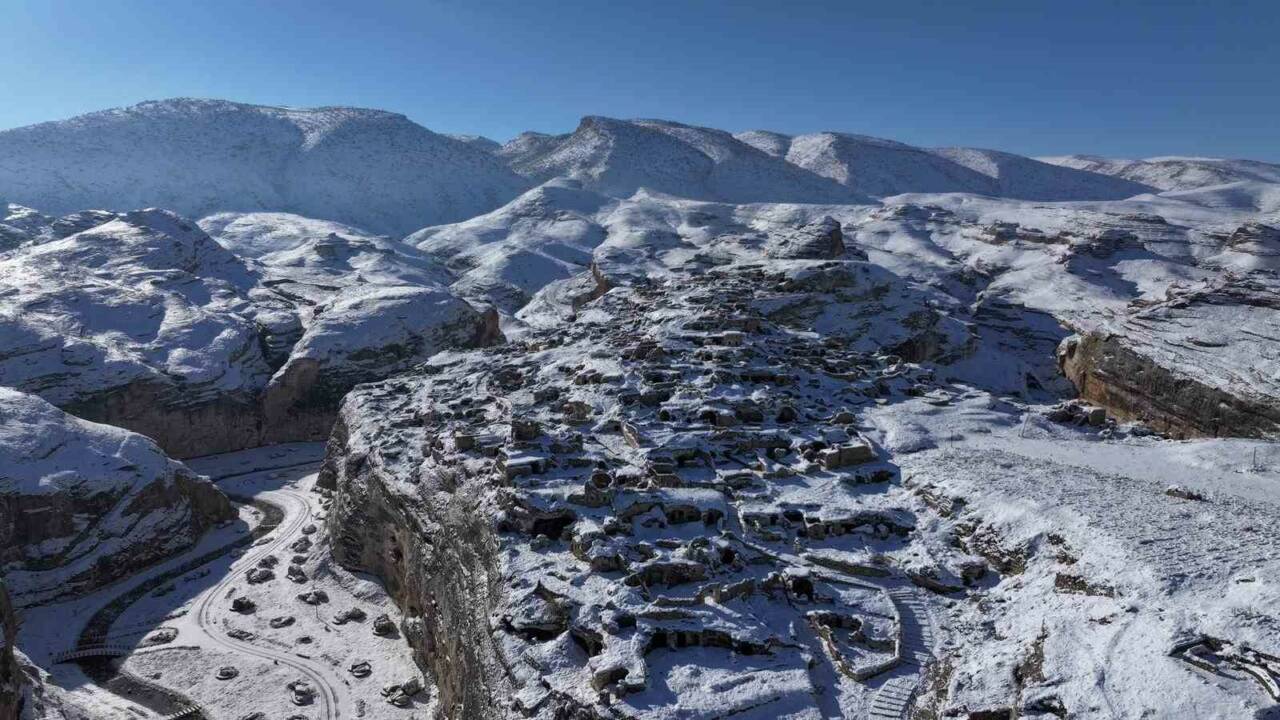 Batman’da etkili olan yoğun kar yağışı nedeniyle çok sayıda köy