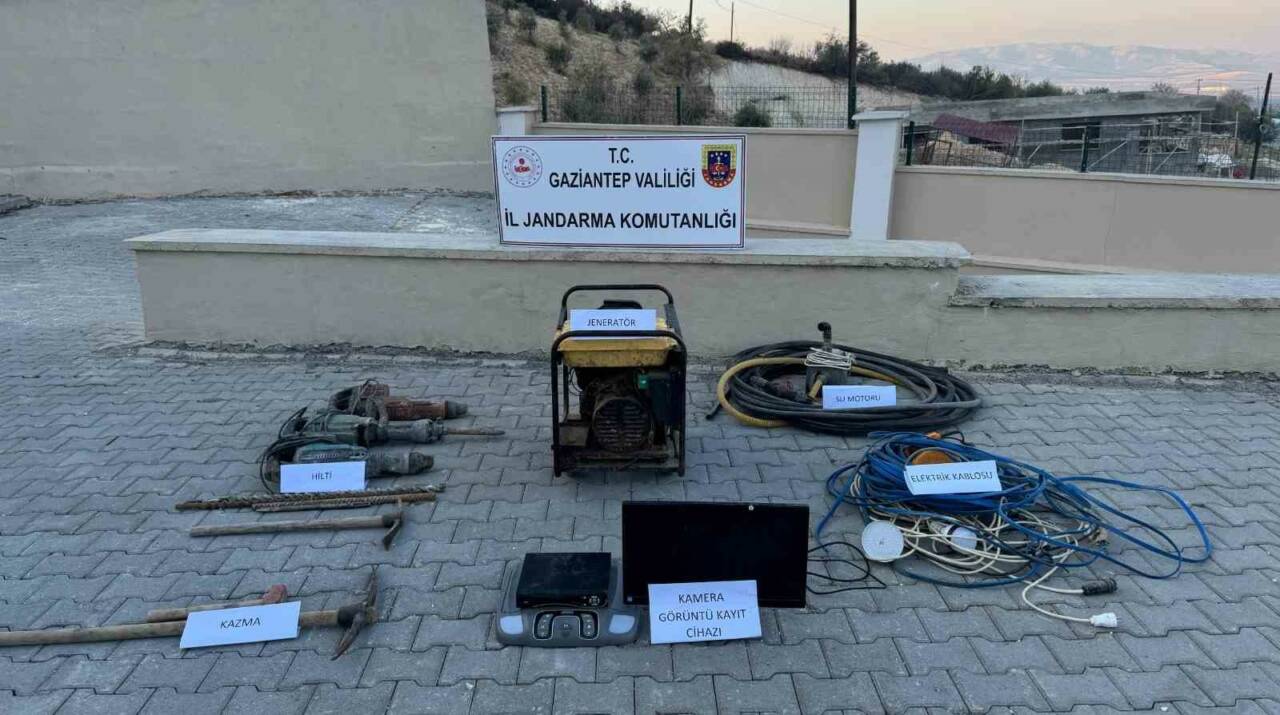 Gaziantep’te kaçak maden ocağı açarak krom madeni çıkardığı belirlenen 2
