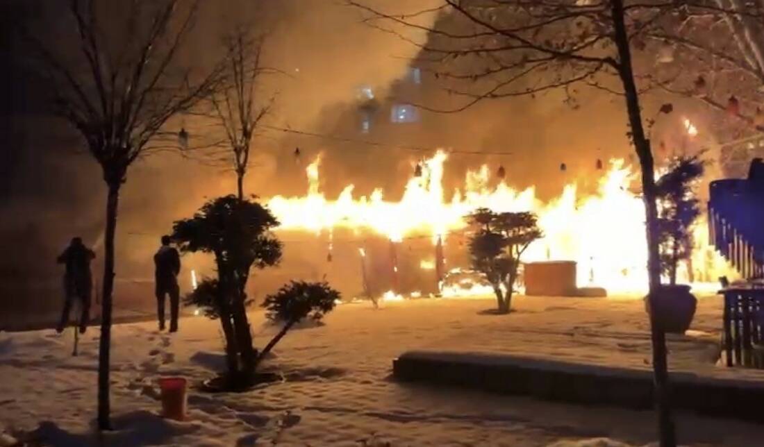 Bir kafede çıkan yangın, hızlı müdahale ile söndürüldü; kafe kullanılamaz