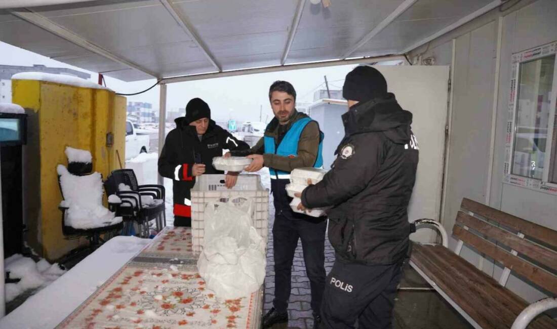 Adıyaman’ın Kahta ilçesinde etkisini artırarak sürdüren yoğun kar yağışı, günlük