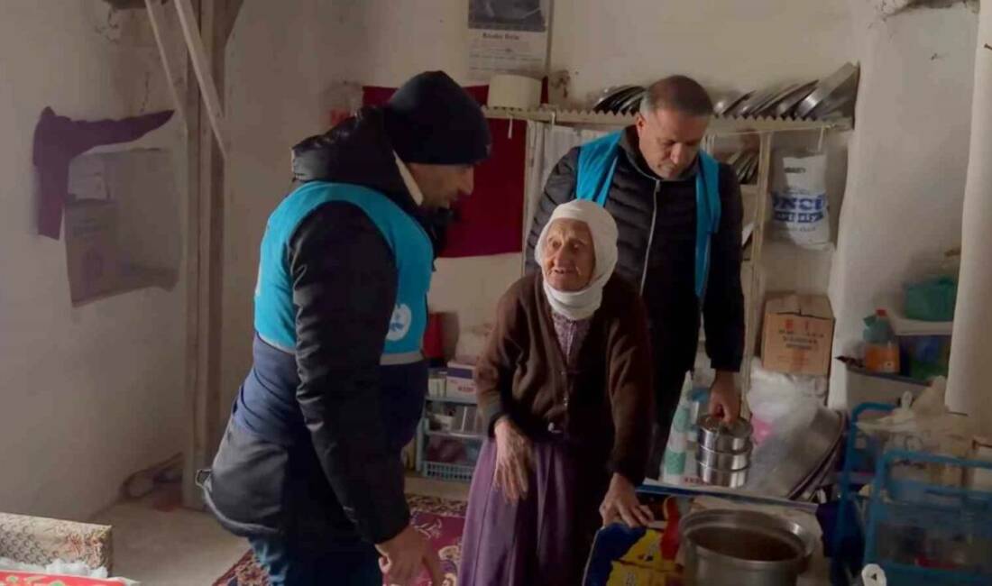 Adıyaman’ın Kahta ilçesinde etkisini sürdüren olumsuz hava şartları nedeniyle evlerinden