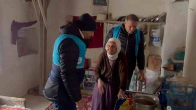 Adıyaman’ın Kahta ilçesinde etkisini sürdüren olumsuz hava şartları nedeniyle evlerinden