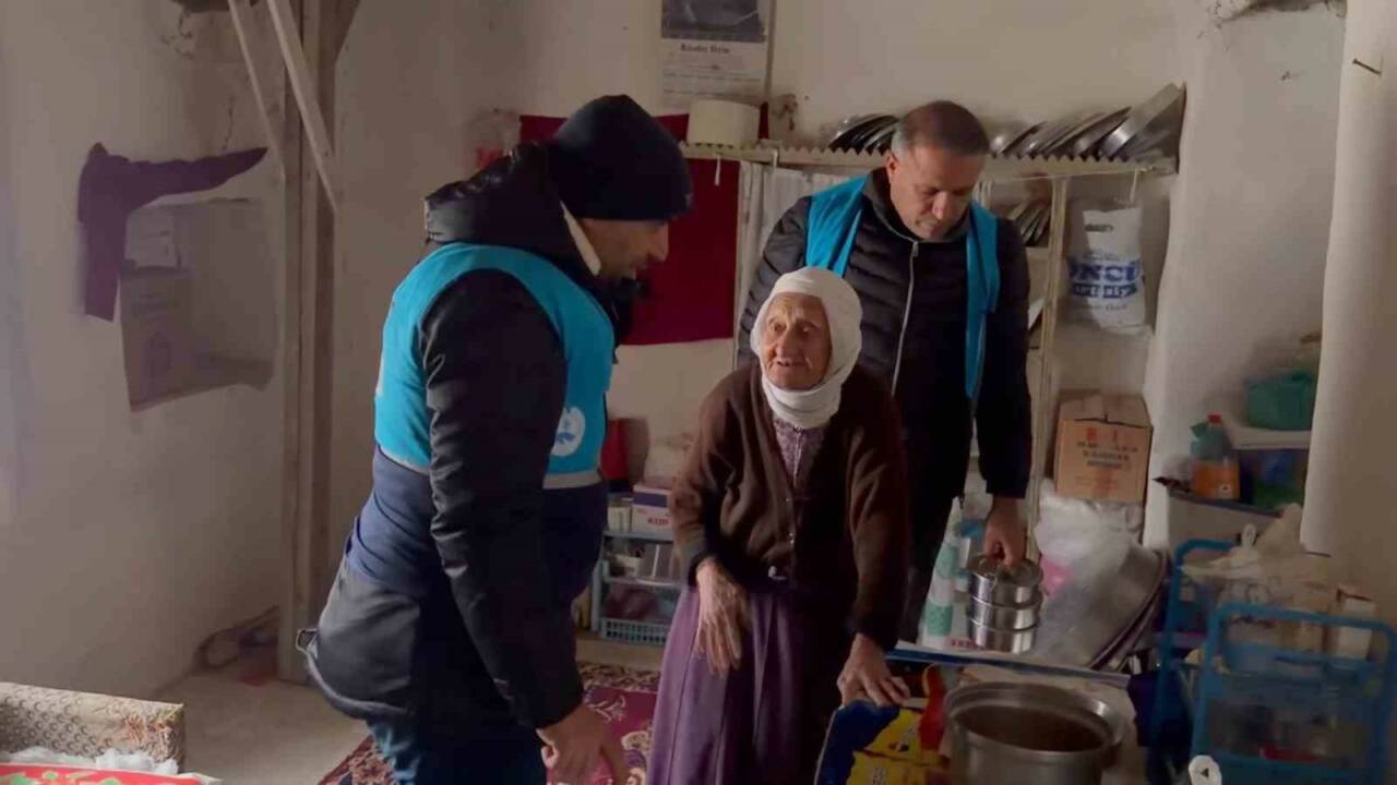 Adıyaman’ın Kahta ilçesinde etkisini sürdüren olumsuz hava şartları nedeniyle evlerinden