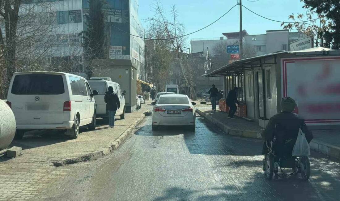 Adıyaman’da, kaldırım üzerine park edilen araçlardan dolayı engelli vatandaşlar, araçların