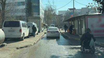 Adıyaman’da, kaldırım üzerine park edilen araçlardan dolayı engelli vatandaşlar, araçların