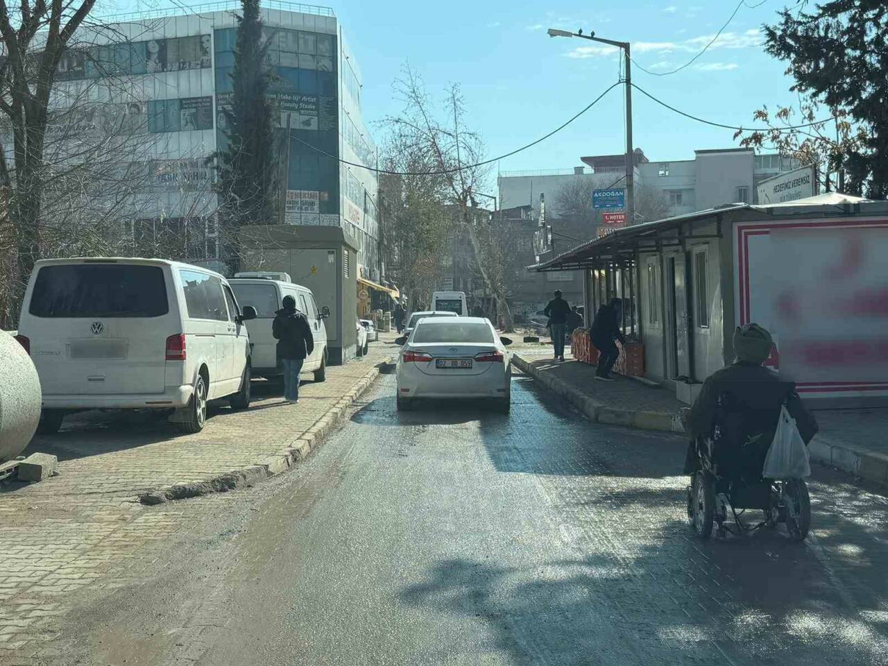 Adıyaman’da, kaldırım üzerine park edilen araçlardan dolayı engelli vatandaşlar, araçların