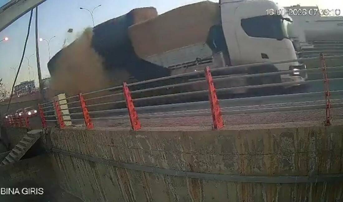 Şanlıurfa’da kaldırımda yürüyen bir kişinin, seyir halindeki tırdan düşen saman