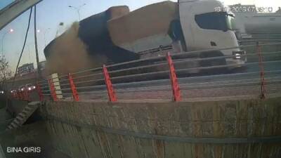 Şanlıurfa’da kaldırımda yürüyen bir kişinin, seyir halindeki tırdan düşen saman