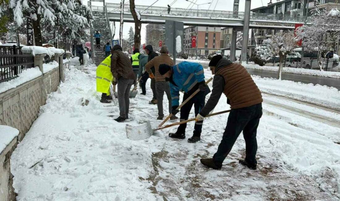 Adıyaman’da etkili olan yoğun kar yağışının ardından Adıyaman Belediyesi ekipleri,