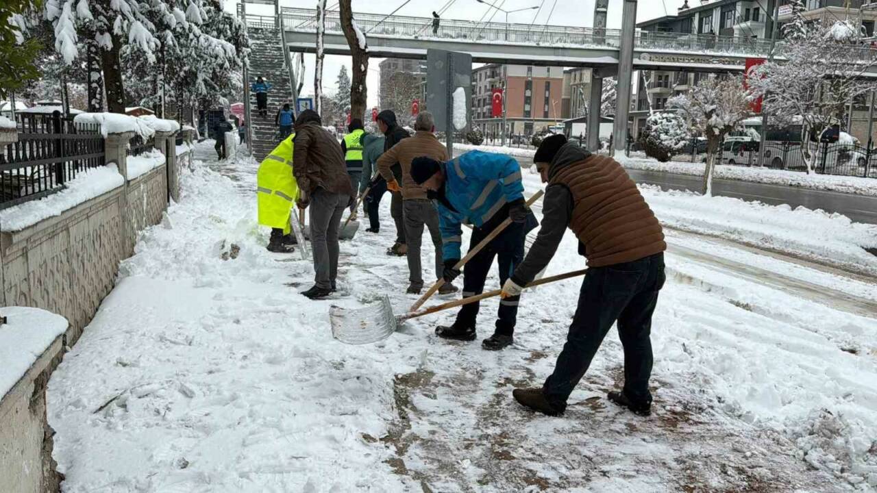 Adıyaman’da etkili olan yoğun kar yağışının ardından Adıyaman Belediyesi ekipleri,