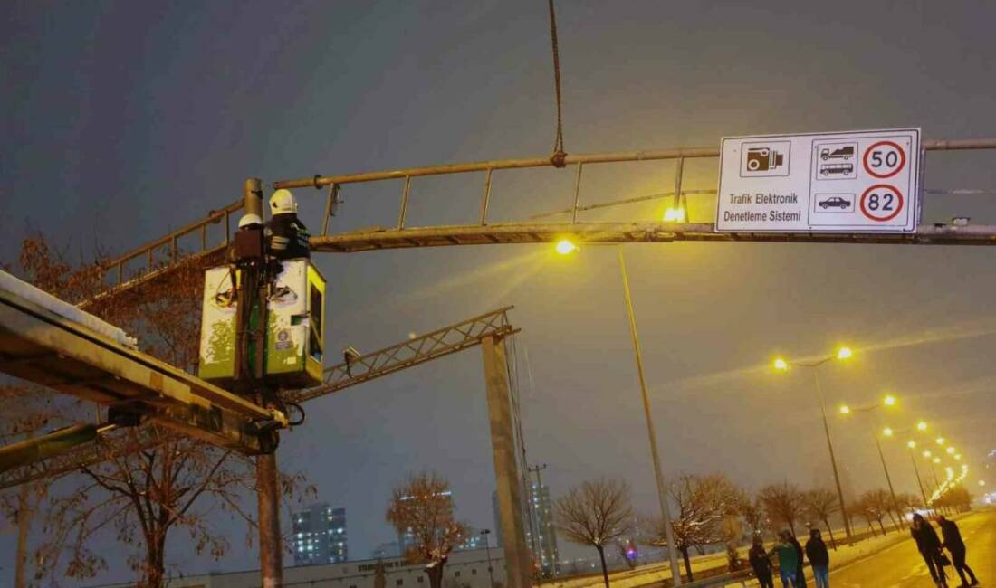 Diyarbakır’da bir kamyonun çarptığı trafik denetim levhası, itfaiye ekiplerince düzeltildi.