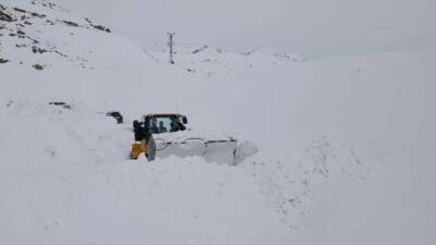 Şırnak’ta karla mücadele timleri 1 aydır yol açma çalışmalarına devam