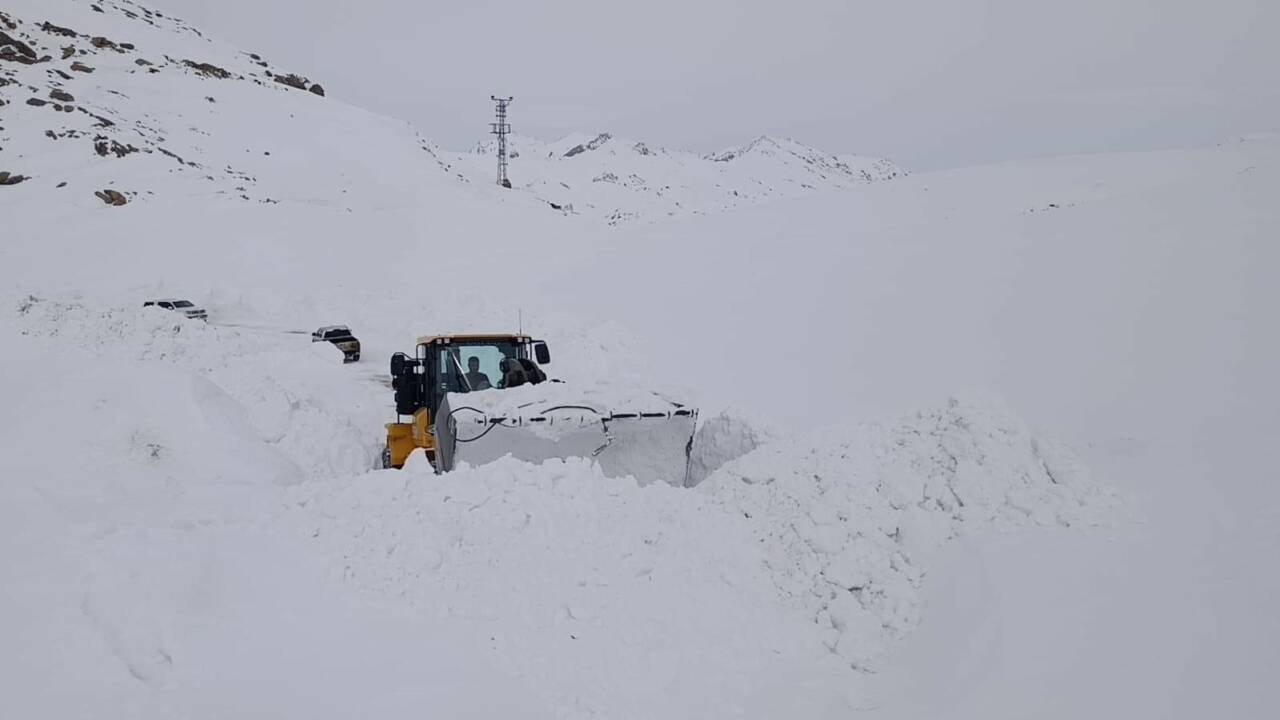 Şırnak’ta karla mücadele timleri 1 aydır yol açma çalışmalarına devam