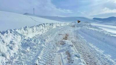 Siirt’in Pervari ilçesinde kar kalınlığının yer yer 2 metreyi bulduğu
