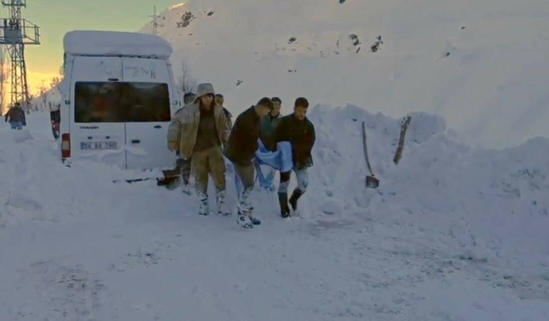 Siirt’in Şirvan ilçesinde kar temizlerken damdan düşerek ağır yaralanan 16