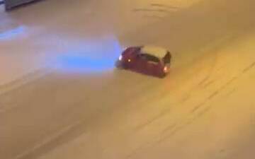 Diyarbakır’ın Kayapınar ilçesinde bir otomobil, kar üstüne kayıp drift attı.