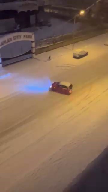 Diyarbakır’ın Kayapınar ilçesinde bir otomobil, kar üstüne kayıp drift attı.